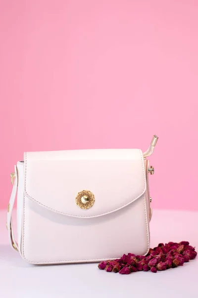 Foto Moda Bolsa Bolsa Mulher Branca Perto Pequenas Flores Rosas — Fotografia de Stock