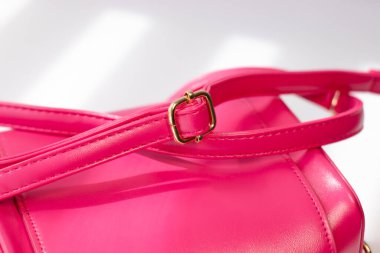 Beyaz arka planda izole edilmiş altın zincirli pembe küçük el çantası. Ürün fotoğrafçılığı. Çantalar ve çantalar.