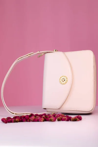 钱包的时尚照片 小玫瑰花边的白色女人手提包 被白色和粉色背景隔离 产品构图摄影 — 图库照片