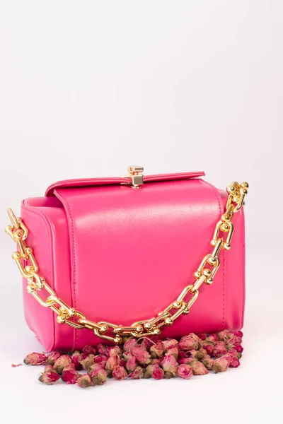 Foto Moda Bolsa Rosa Cercada Com Pequenas Flores Rosas Perto — Fotografia de Stock