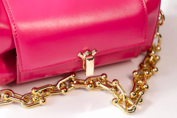 Pequena Bolsa Rosa Com Corrente Ouro Isolado Fundo Branco Fotografia — Fotografia de Stock