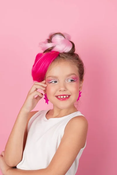 Encantadora Niña Con Peinado Rosa Maquillaje Rosa Entre Joven Modelo —  Fotos de Stock