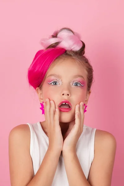 Charming Little Girl Pink Hairstyle Pink Makeup Tween Young Model — Stok fotoğraf