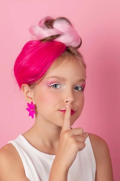 Okouzlující Holčička Růžovým Účesem Růžovým Make Upem Tween Mladý Model — Stock fotografie