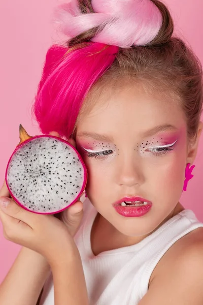 Retrato Cerca Una Chica Bonita Con Peinado Rosa Con Fruta —  Fotos de Stock