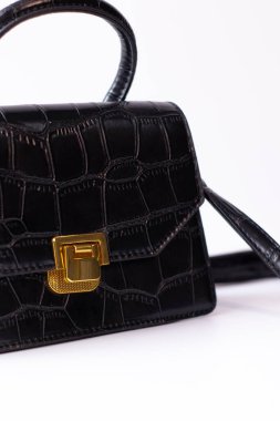 Beyaz arka planda izole siyah deri çanta. Ürün fotoğrafçılığı. Kadınlar için çantalar ve çantalar.