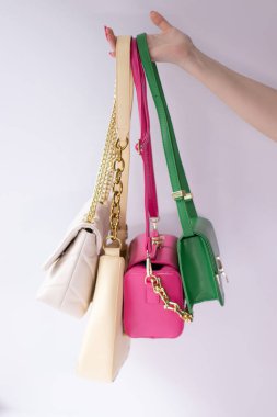 Kadın el ele tutuşan renkli çantalar. Ürün kompozisyon fotoğrafçılığı. Kadınlar için el çantası ve çanta..