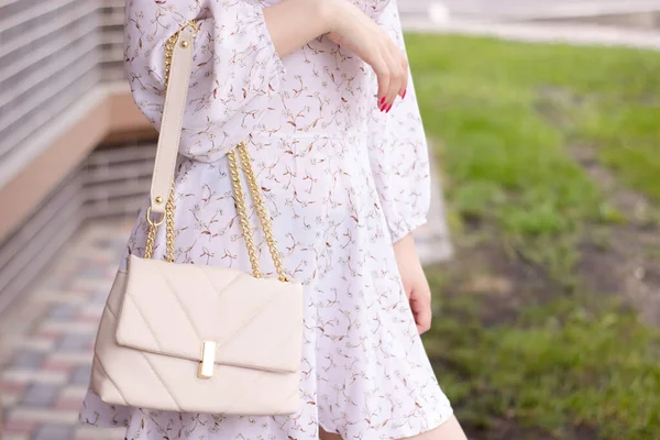 Dışarıda Bej Çantalı Beyaz Elbiseli Bir Kadın Var Ürün Fotoğrafçılığı — Stok fotoğraf