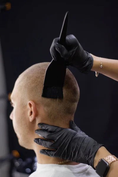 Applying Cream Ointment Paint Medicine Head Hair Head Hair Treatment — Stockfoto