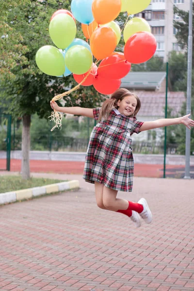 Γοητευτικό Έφηβο Κορίτσι Καρό Καφέ Φόρεμα Πολλά Πολύχρωμα Μπαλόνια Μαθήτρια — Φωτογραφία Αρχείου