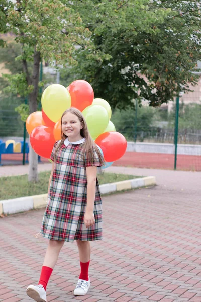 Encantadora Adolescente Vestido Marrón Cuadros Con Racimo Globos Colores Colegiala —  Fotos de Stock