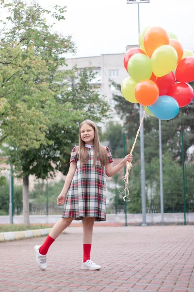 Encantadora Adolescente Vestido Marrón Cuadros Con Racimo Globos Colores Colegiala —  Fotos de Stock