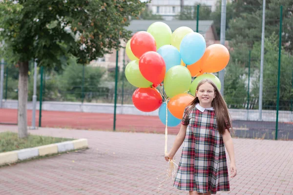 Tonårstjej Med Färgglada Heliumluftballonger Som Har Roligt Utomhus Tween Festen — Stockfoto