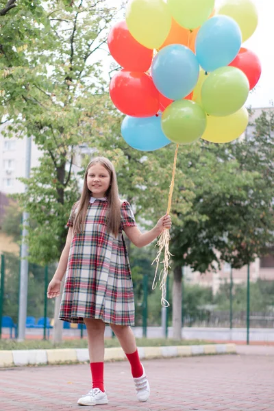 Encantadora Adolescente Vestido Marrón Cuadros Con Racimo Globos Colores Colegiala —  Fotos de Stock
