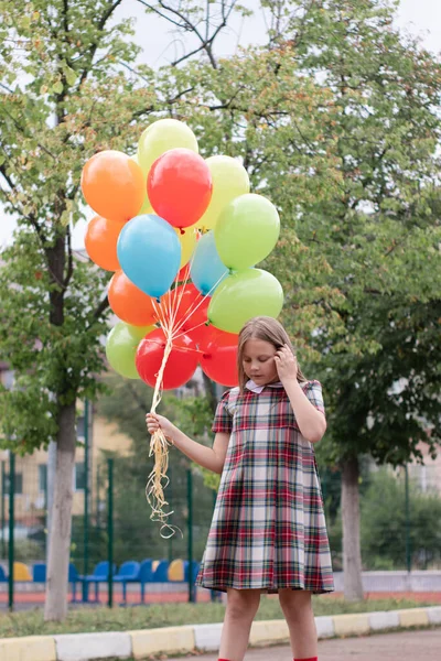 Teenage Pige Med Farverige Helium Luftballoner Have Det Sjovt Udendørs - Stock-foto