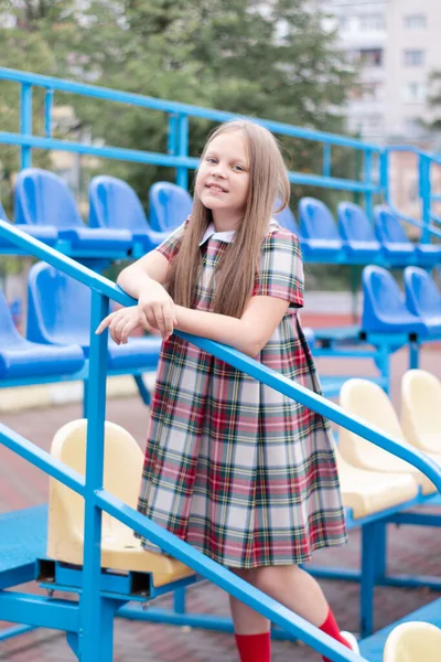 Trybuna Stadionowa Brunetka Dziewczyna Sukience Pobliżu Trybuny Plastikowe Kolorowe Krzesła — Zdjęcie stockowe