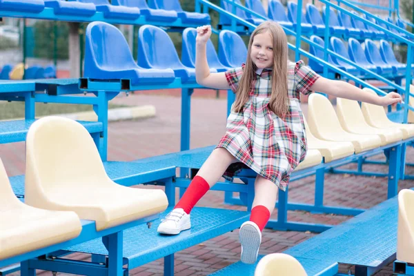 Chica Bonita Uniforme Vestido Escuela Tribuno Azul Amarillo Del Estadio —  Fotos de Stock
