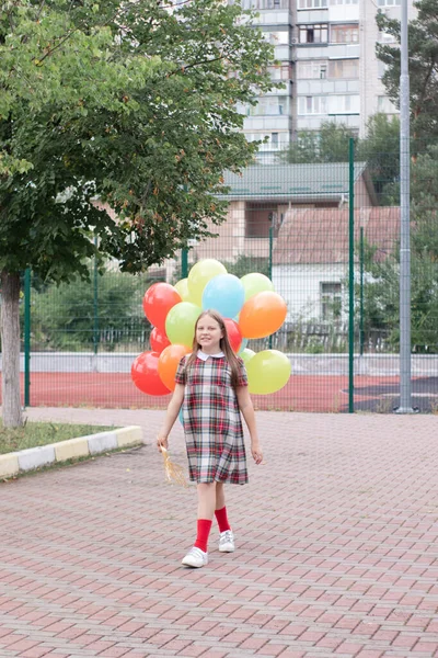 Teenage Pige Med Farverige Helium Luftballoner Have Det Sjovt Udendørs - Stock-foto