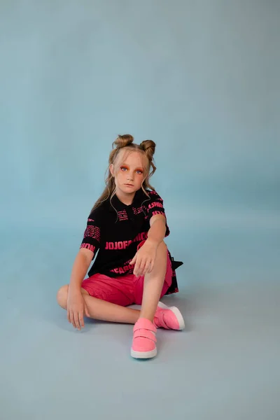 Stylová Puberťačka Tween Školní Dívka Sobě Růžové Módní Oblečení Modrém — Stock fotografie