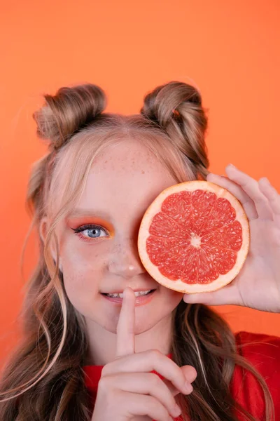 Bastante Chica Adolescente Naranja Con Pomelo Aislado Sobre Fondo Naranja — Foto de Stock