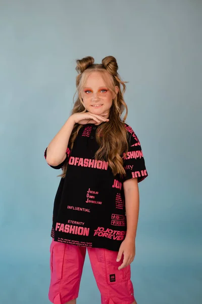 Mode Teenager Porträt Zwischen Schulmädchen Mit Orangefarbenem Make Trägt Rosa — Stockfoto