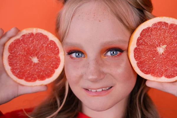Niña Con Rodaja Pomelo Sobre Fondo Naranja Pelo Rizado Dos — Foto de Stock