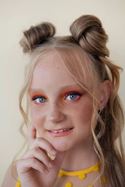 Charmante Blonde Entre Fille Avec Maquillage Orange Sur Fond Jaune — Photo