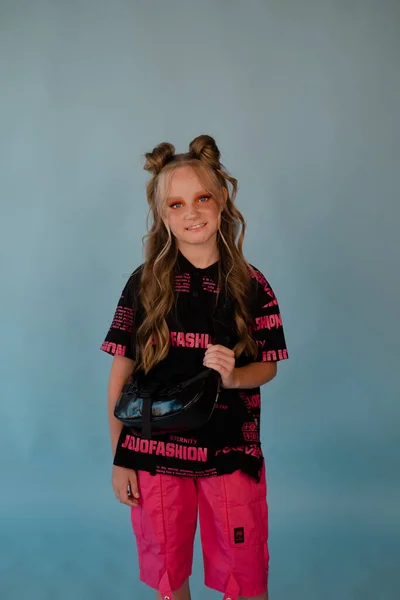Стильна Дівчина Підліток Між Школяркою Рожевому Модному Одязі Синьому Фоні — стокове фото