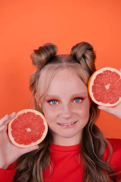 Mooi Tussen Meisje Oranje Met Een Grapefruit Geïsoleerd Oranje Achtergrond — Stockfoto