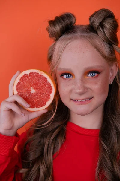 주황색 배경에 자몽만 오렌지 소녀가 있습니다 감귤류는 레이프프 프루트를 주황색 — 스톡 사진