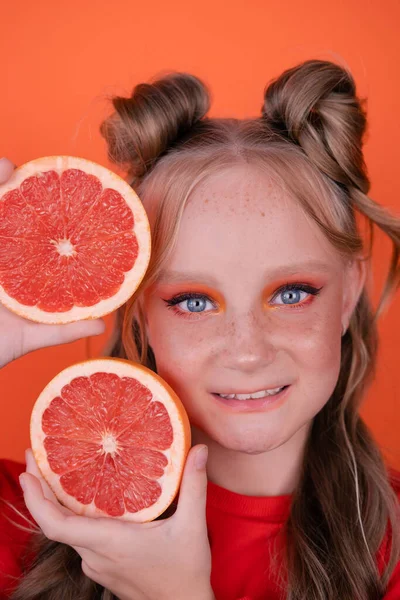 Mooi Tussen Meisje Oranje Met Een Grapefruit Geïsoleerd Oranje Achtergrond — Stockfoto