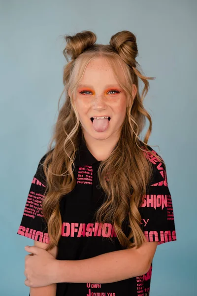 时尚青少年肖像 穿着粉色时髦衣服蓝色背景的橙色化妆品的女学生之间 — 图库照片