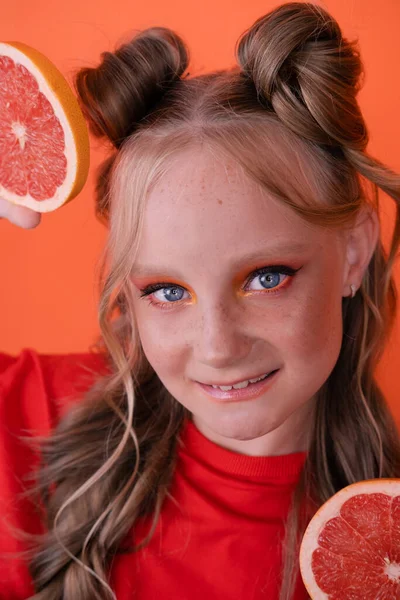 오렌지 배경에 근처에 조각을 소녀의 암컷이다 맛있는 과일이야 지방의 — 스톡 사진