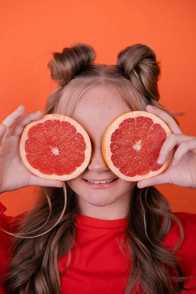 Pretty Tween Girl Orange Grapefruit Isolated Orange Background Tropical Citrus — Stock Photo, Image