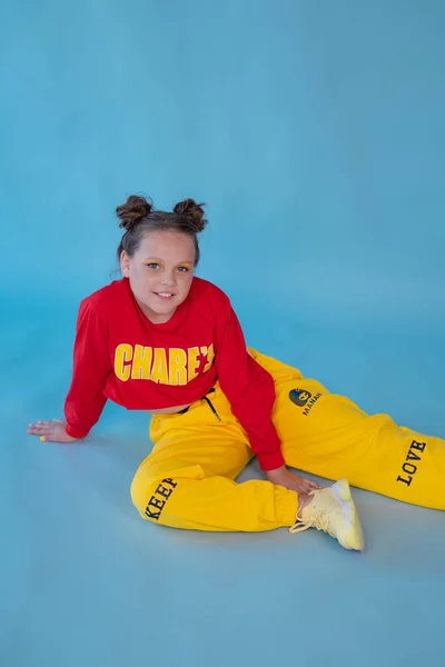Adolescente Moda Ropa Brillante Con Estilo Dama Rojo Amarillo Sobre —  Fotos de Stock