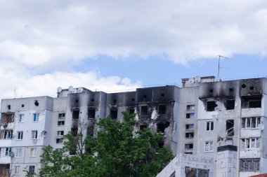 Rus savaş suçlarının sonuçları. Irpin City, Ukrayna 'da yıkılmış evler. Savaş sırasında birine havan mermisi isabet etmiş..