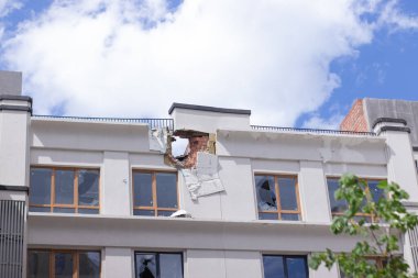 Rus savaş suçlarının sonuçları. Irpin City, Ukrayna 'da yıkılmış evler. Savaş sırasında birine havan mermisi isabet etmiş..