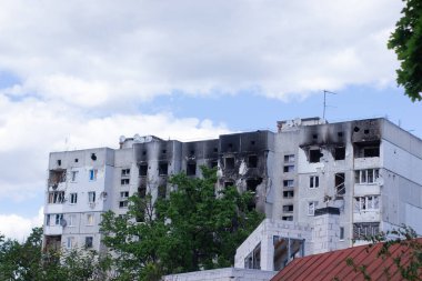 Ukrayna 'da savaş. Terk edilmiş ev. Rus birlikleri barış dolu şehri bombaladı. Ukrayna 'daki savaş mültecileri. Bina yıkıldı ve yakıldı. İrpin 2022. Rus istilası. bomba ve füze saldırısı.