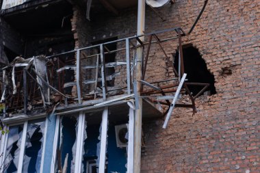 Ukrayna 'da savaş. Terk edilmiş ev. Rus birlikleri barış dolu şehri bombaladı. Ukrayna 'daki savaş mültecileri. Bina yıkıldı ve yakıldı. İrpin 2022. Rus istilası. bomba ve füze saldırısı.