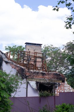 Ukrayna 'da savaş. Terk edilmiş ev. Rus birlikleri barış dolu şehri bombaladı. Ukrayna 'daki savaş mültecileri. Bina yıkıldı ve yakıldı. İrpin 2022. Rus istilası. bomba ve füze saldırısı.