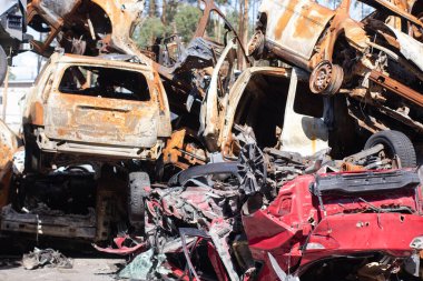 Ukrayna 'da savaş. Araba mezarlığı. Sivillerin arabalarını vurdu. Rusya 'nın Ukrayna' ya karşı savaşı. Yanmış ve havaya uçmuş bir araba. Bombardımandan sonra arabalar hasar gördü. İrpin Bucha. savaş suçları.