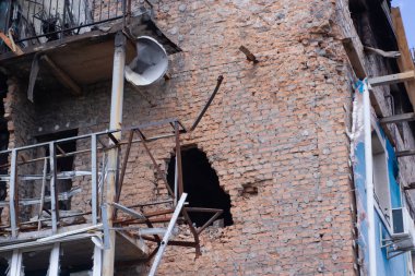 Rus savaş suçlarının sonuçları. Irpin City, Ukrayna 'da yıkılmış evler. Savaş sırasında birine havan mermisi isabet etmiş..