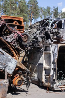 Ukrayna 'da savaş. Araba mezarlığı. Sivillerin arabalarını vurdu. Rusya 'nın Ukrayna' ya karşı savaşı. Yanmış ve havaya uçmuş bir araba. Bombardımandan sonra arabalar hasar gördü. İrpin Bucha. savaş suçları.