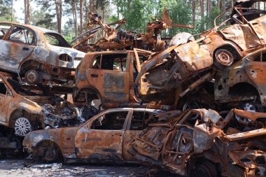 Ukrayna 'da savaş. Araba mezarlığı. Sivillerin arabalarını vurdu. Rusya 'nın Ukrayna' ya karşı savaşı. Yanmış ve havaya uçmuş bir araba. Bombardımandan sonra arabalar hasar gördü. İrpin Bucha. savaş suçları.