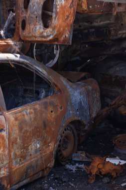 Araba mezarlığı. Yanmış ve havaya uçmuş bir araba. Rus istilasından sonra arabalar hasar gördü. Rusya ve Ukrayna arasındaki savaş. Terör saldırısı bomba mermisi. Felaket bölgesi irpin bucha.