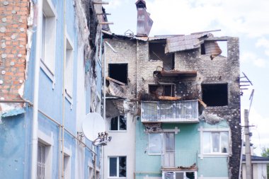 2022 Ukrayna 'daki Rus istilası. Bombalanan bina evi yok etti. Roket bombası ve füze saldırısı. Rusya Ukrayna savaşına karşı. Yıkım binası şehri harap etti.