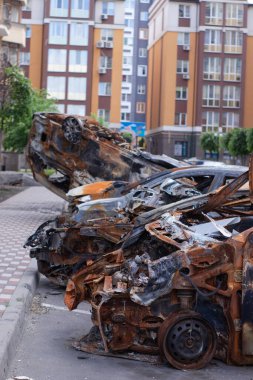 Rus ordusu ve füzesi tarafından vurulduktan sonra Irpen 'de paslı yanmış arabalar. Rusya 'nın işgali. Ukrayna 'ya karşı savaş. Savaş bölgesini boşaltmaya çalışan sivillerin tahrip edilmiş arabalarının mezarlığı..