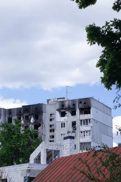 2022 Ukrayna 'daki Rus istilası. Bombalanan bina evi yok etti. Roket bombası ve füze saldırısı. Rusya Ukrayna savaşına karşı. Yıkım binası şehri harap etti.