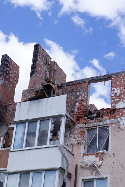 2022 Ukrayna 'daki Rus istilası. Bombalanan bina evi yok etti. Roket bombası ve füze saldırısı. Rusya Ukrayna savaşına karşı. Yıkım binası şehri harap etti.
