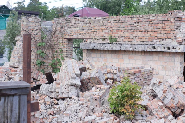 2022 Ukrayna 'daki Rus istilası. Bombalanan bina evi yok etti. Roket bombası ve füze saldırısı. Rusya Ukrayna savaşına karşı. Yıkım binası şehri harap etti.